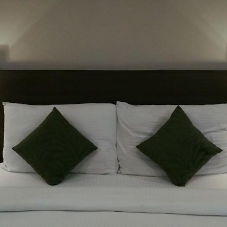 Hide Away Suites Noida Bagian luar foto