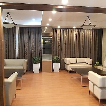 Hide Away Suites Noida Bagian luar foto