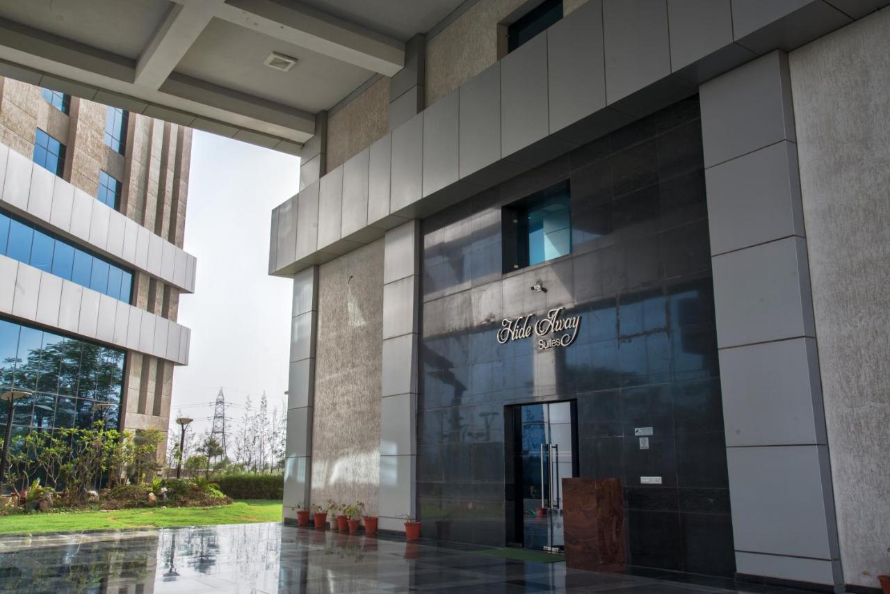 Hide Away Suites Noida Bagian luar foto