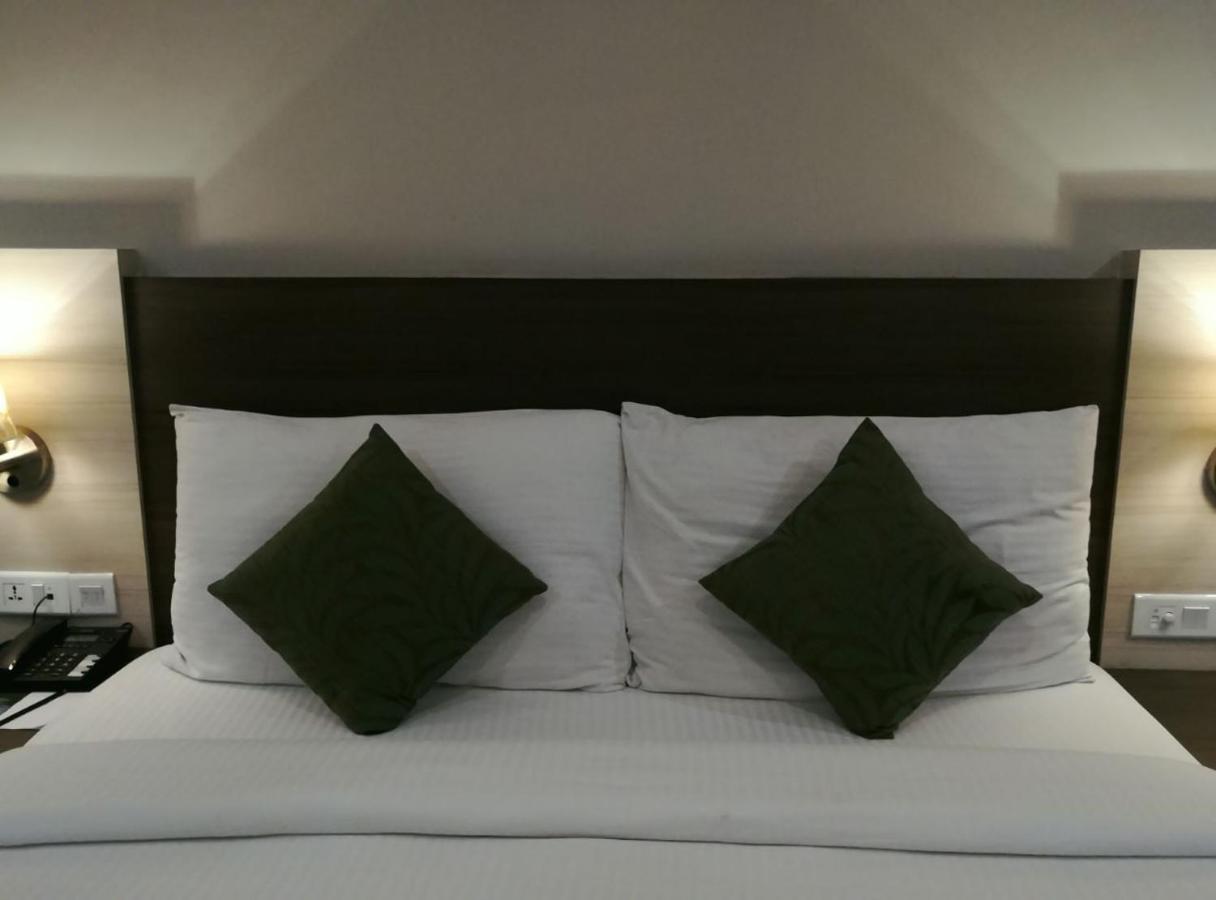 Hide Away Suites Noida Bagian luar foto
