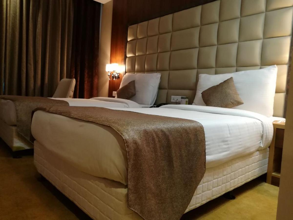 Hide Away Suites Noida Bagian luar foto