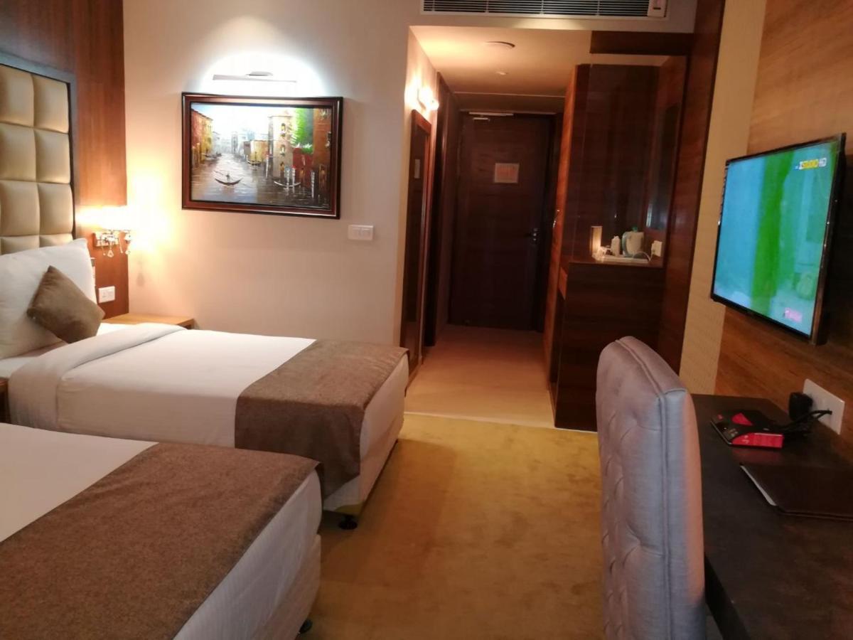 Hide Away Suites Noida Bagian luar foto