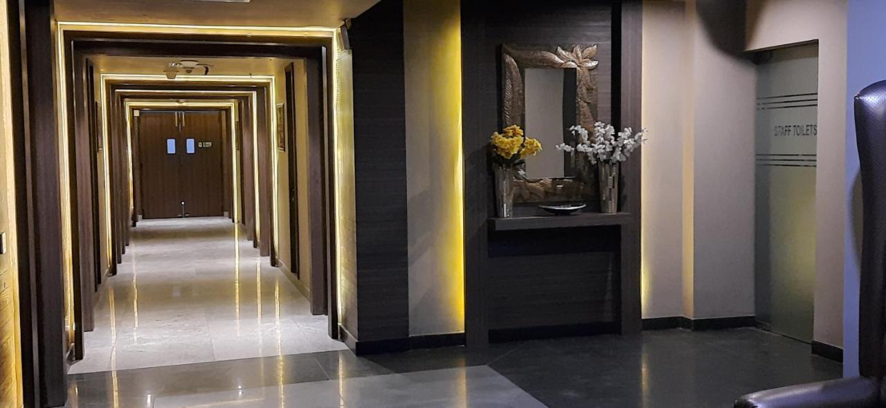 Hide Away Suites Noida Bagian luar foto