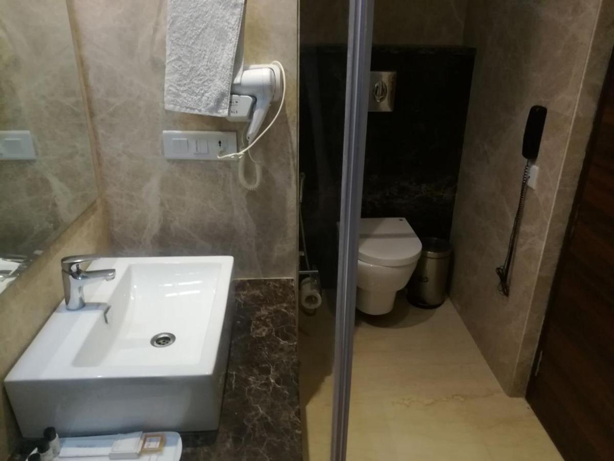 Hide Away Suites Noida Bagian luar foto