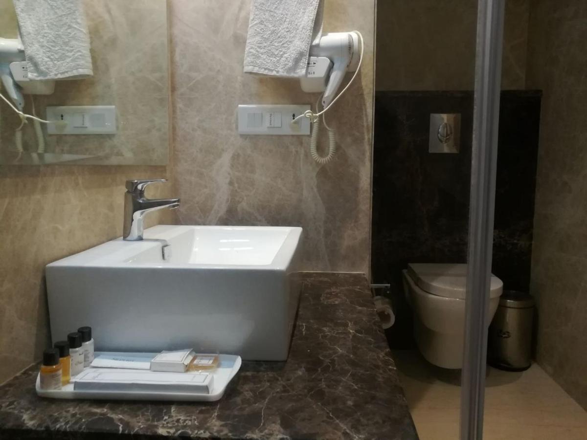 Hide Away Suites Noida Bagian luar foto