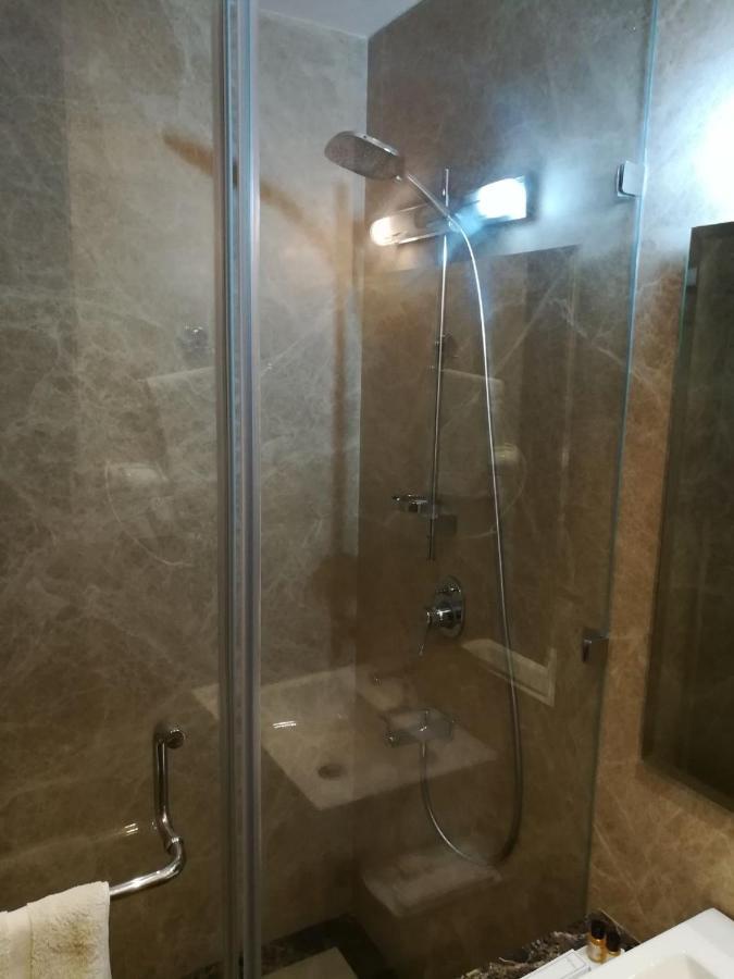 Hide Away Suites Noida Bagian luar foto