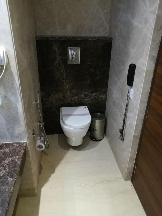 Hide Away Suites Noida Bagian luar foto