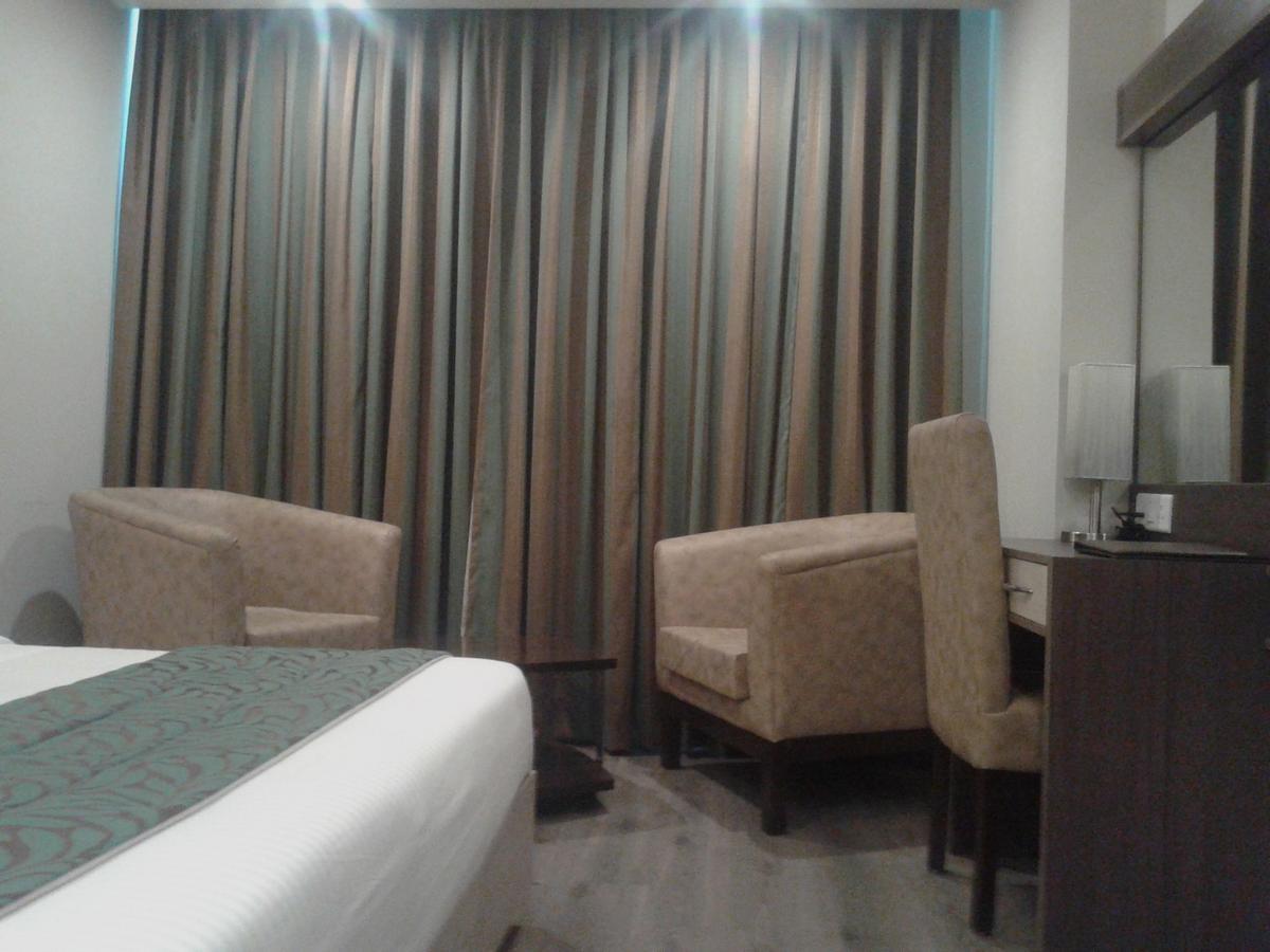 Hide Away Suites Noida Bagian luar foto