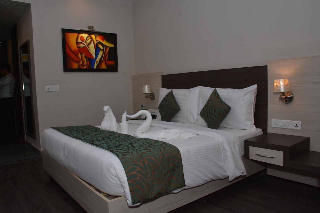 Hide Away Suites Noida Bagian luar foto