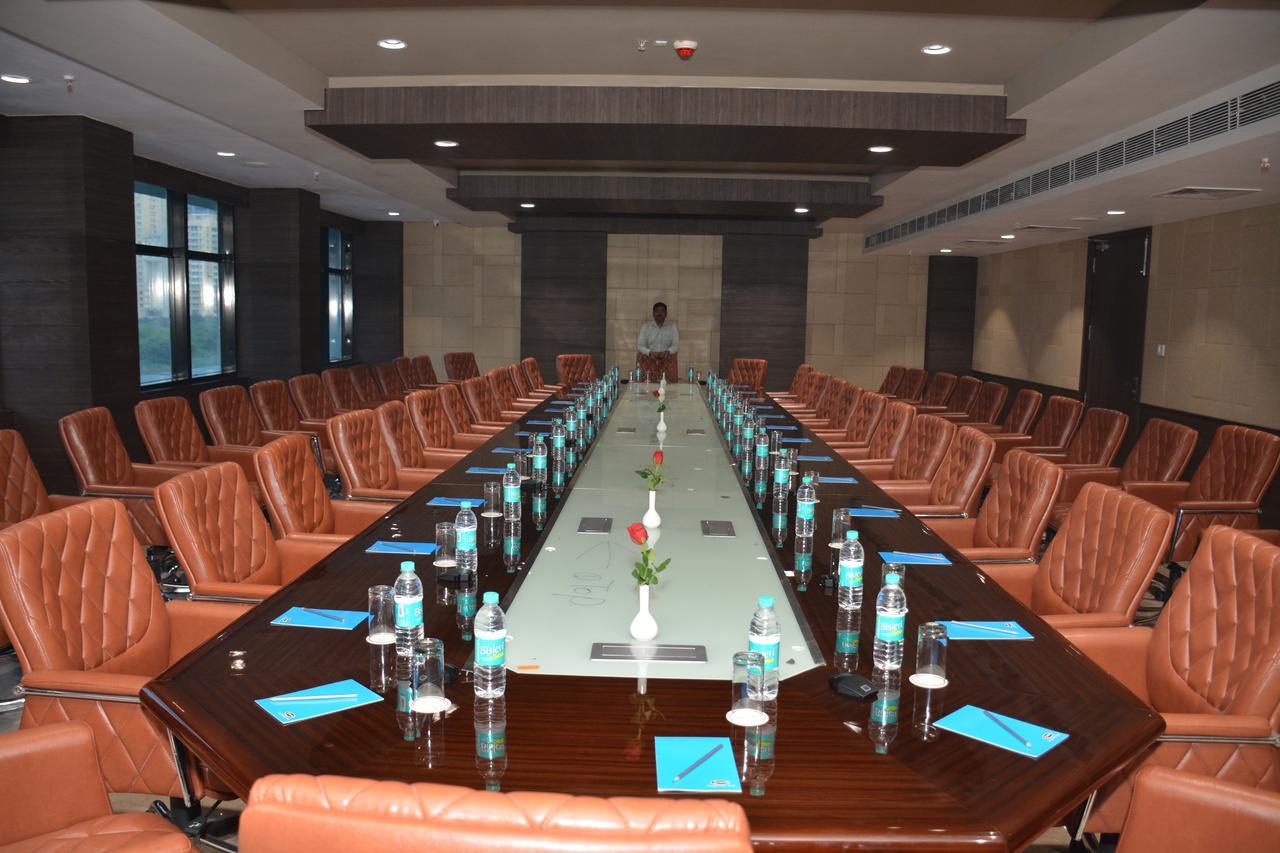 Hide Away Suites Noida Bagian luar foto
