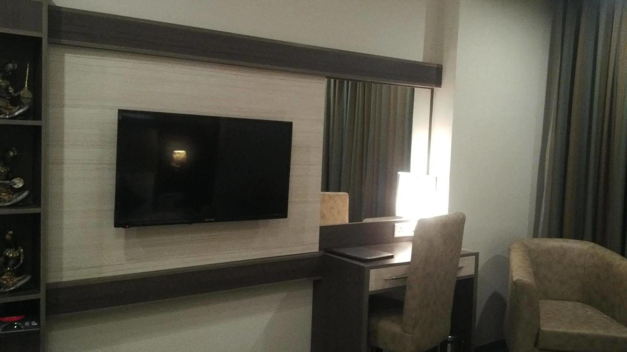Hide Away Suites Noida Bagian luar foto