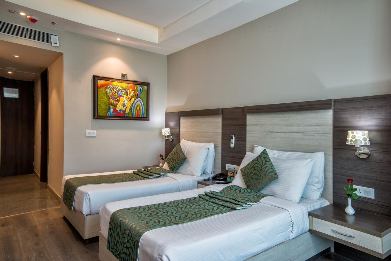 Hide Away Suites Noida Bagian luar foto