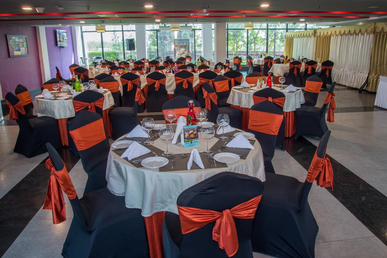 Hide Away Suites Noida Bagian luar foto