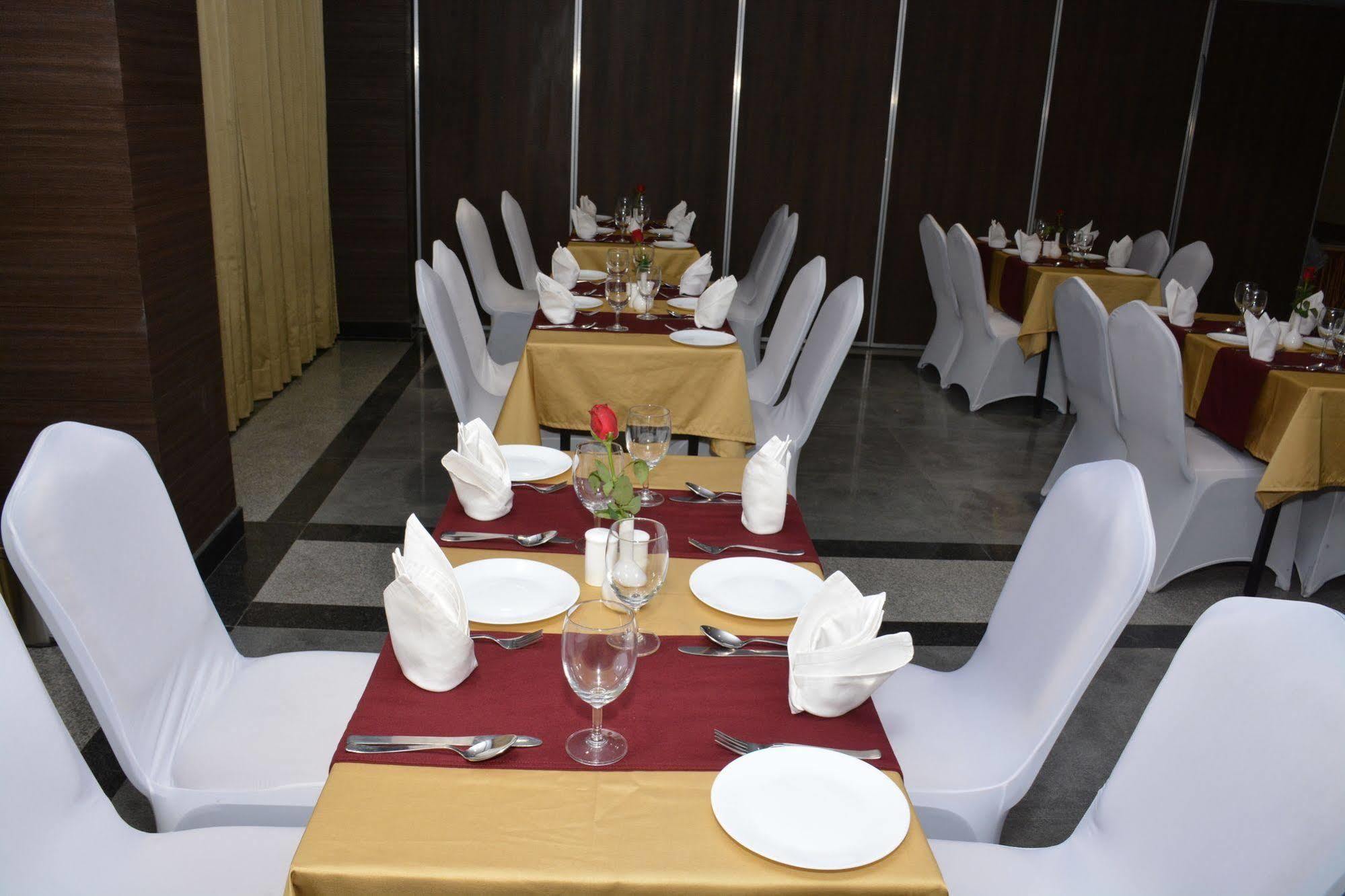 Hide Away Suites Noida Bagian luar foto