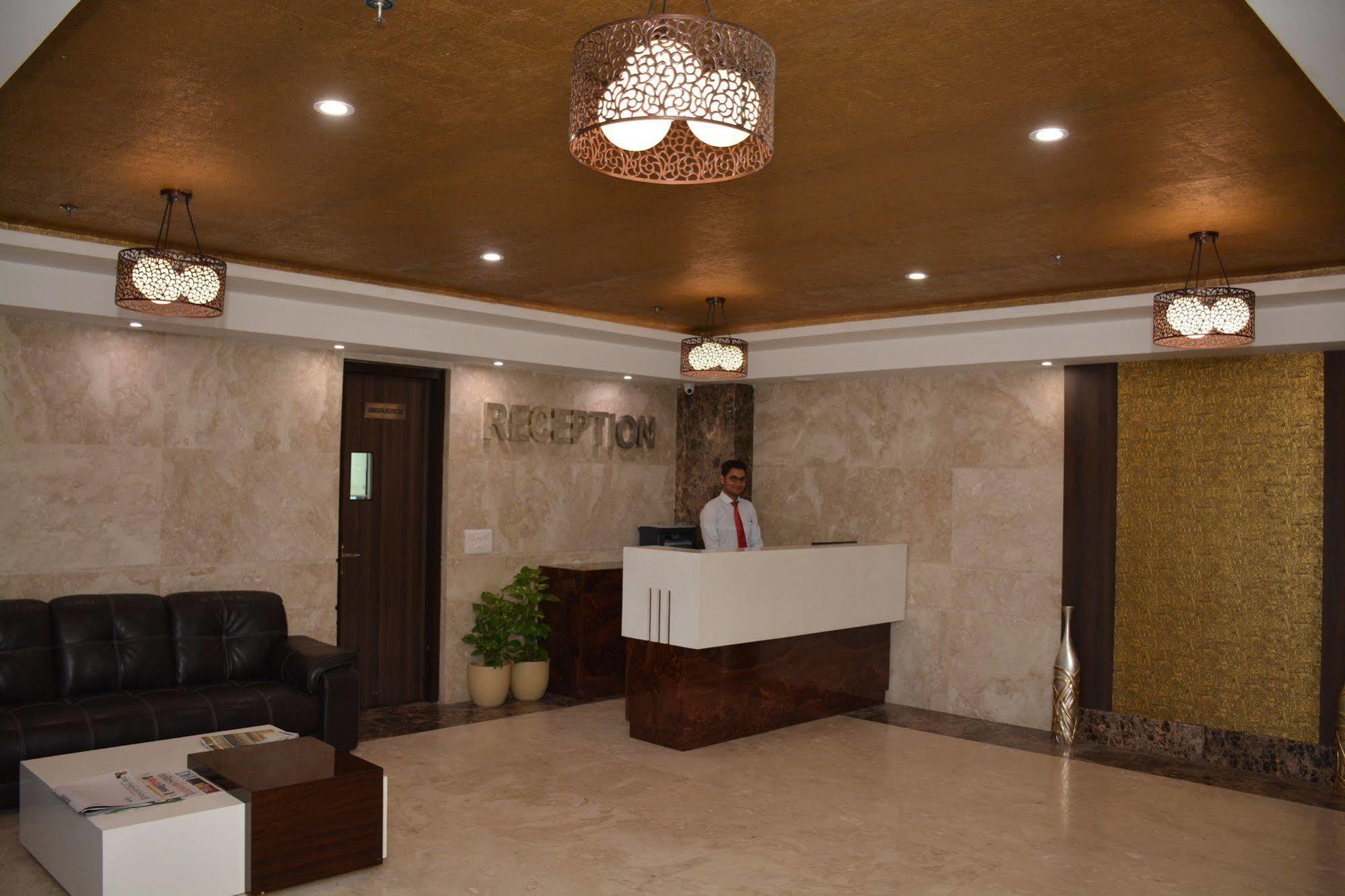 Hide Away Suites Noida Bagian luar foto
