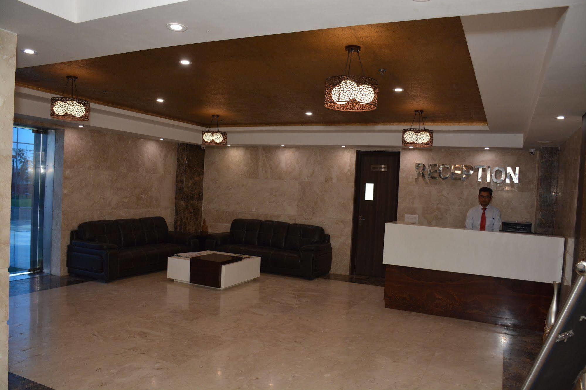 Hide Away Suites Noida Bagian luar foto