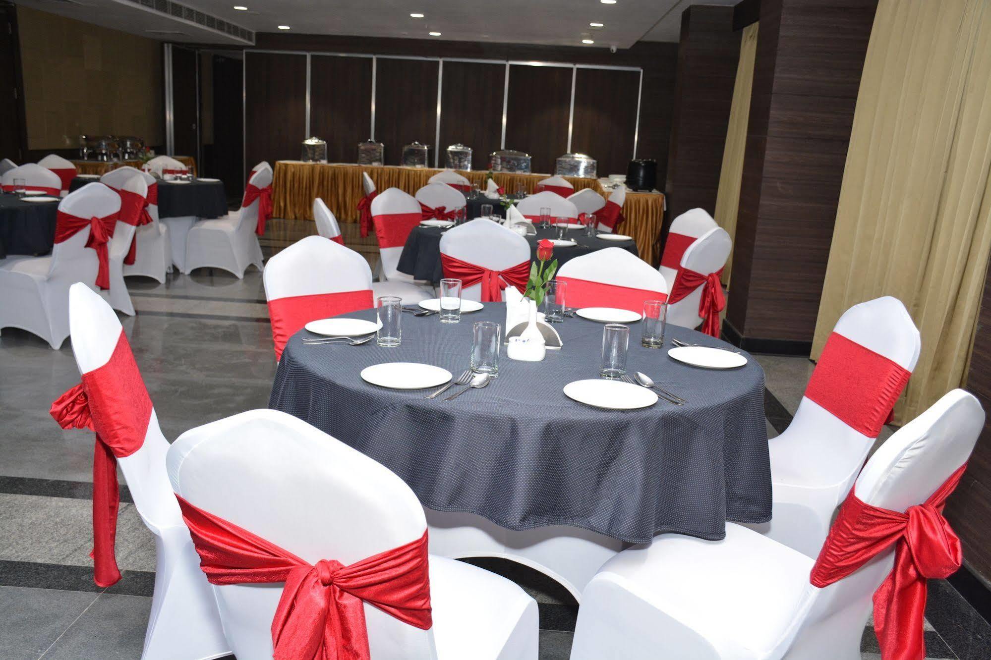 Hide Away Suites Noida Bagian luar foto
