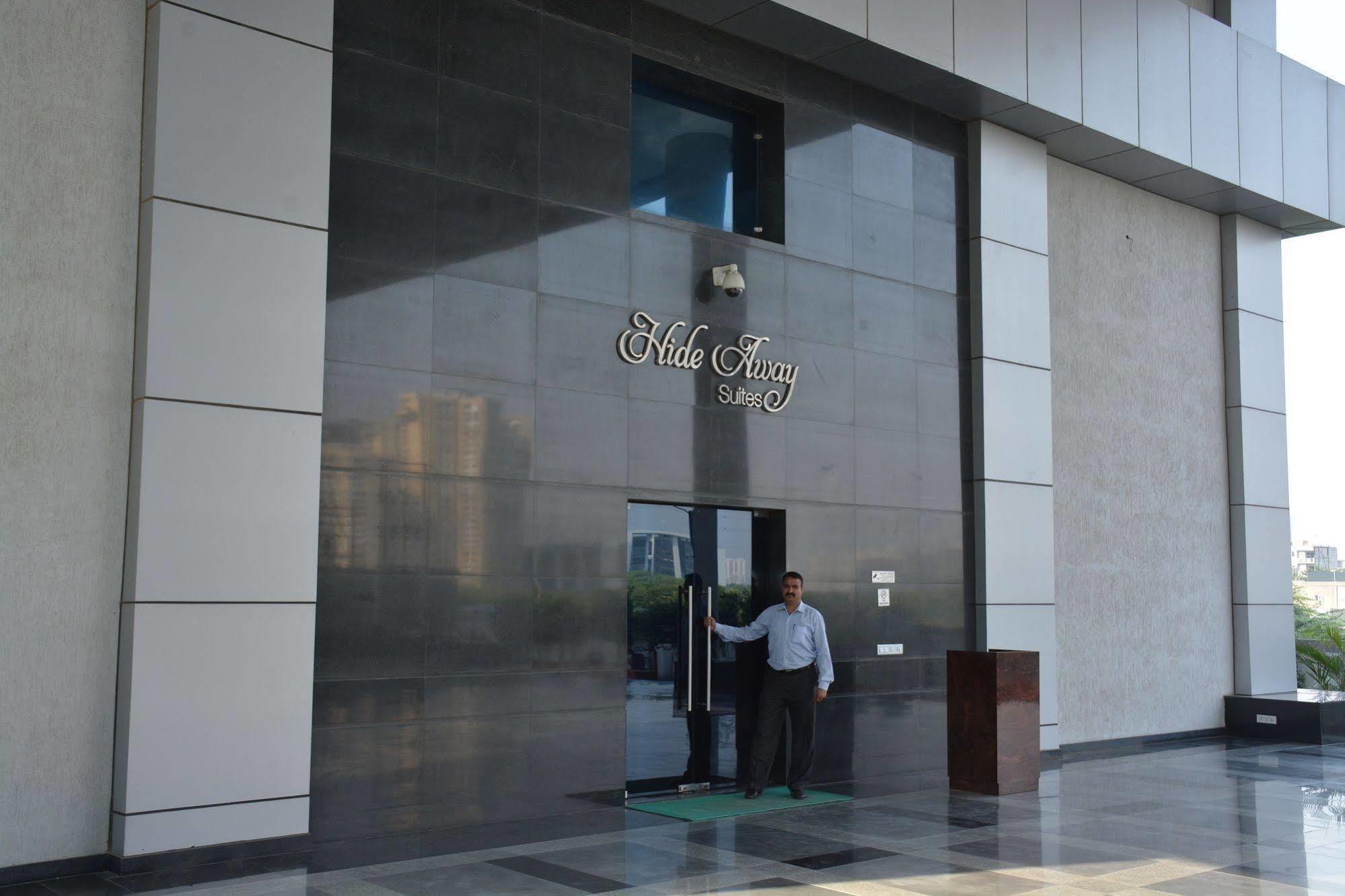 Hide Away Suites Noida Bagian luar foto