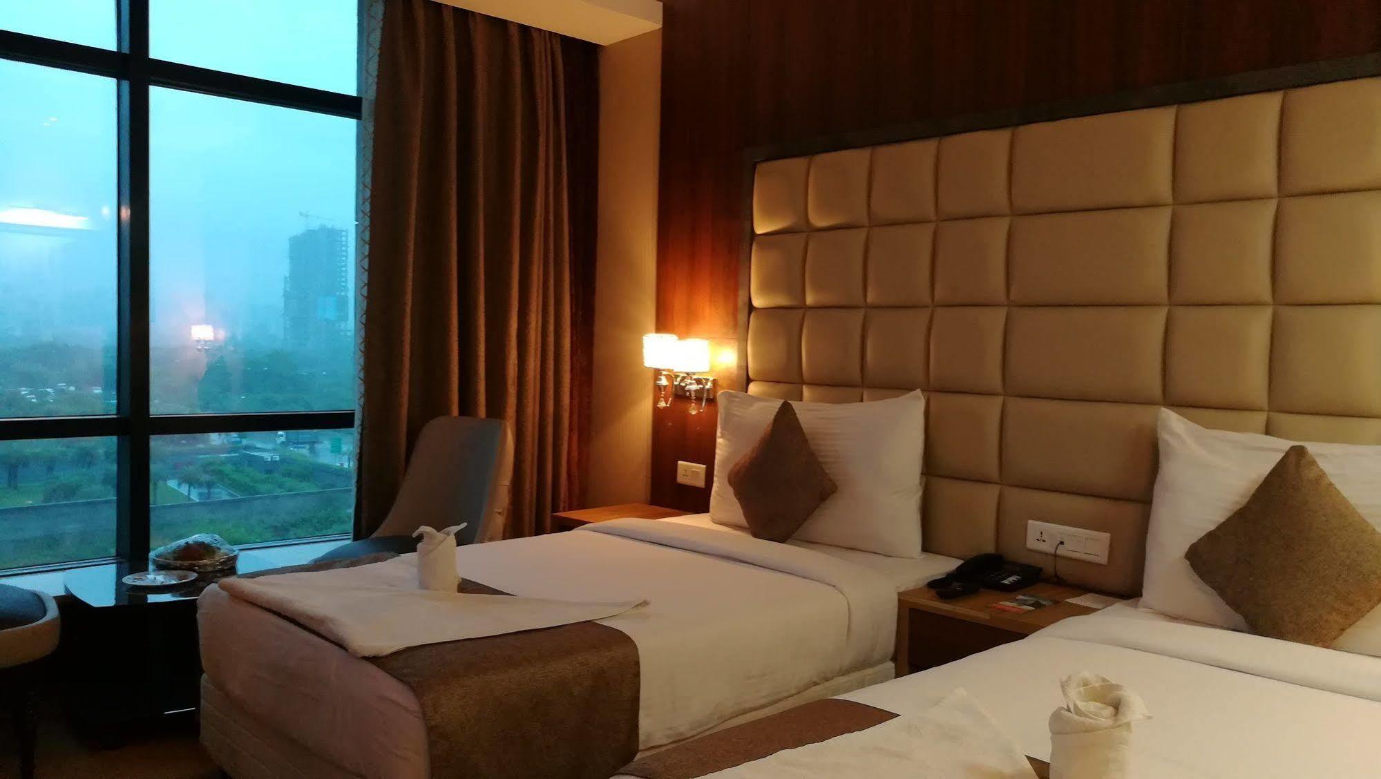 Hide Away Suites Noida Bagian luar foto