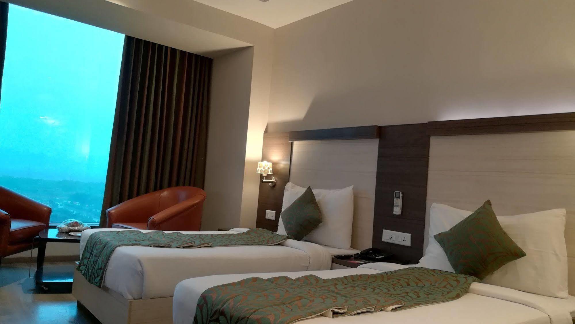 Hide Away Suites Noida Bagian luar foto