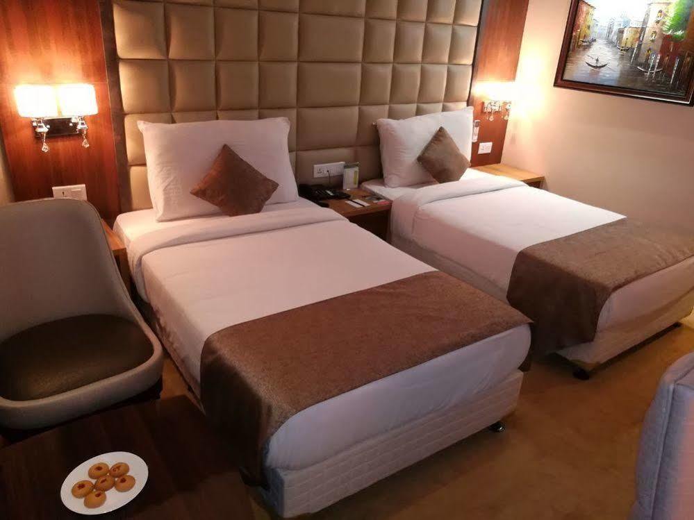 Hide Away Suites Noida Bagian luar foto