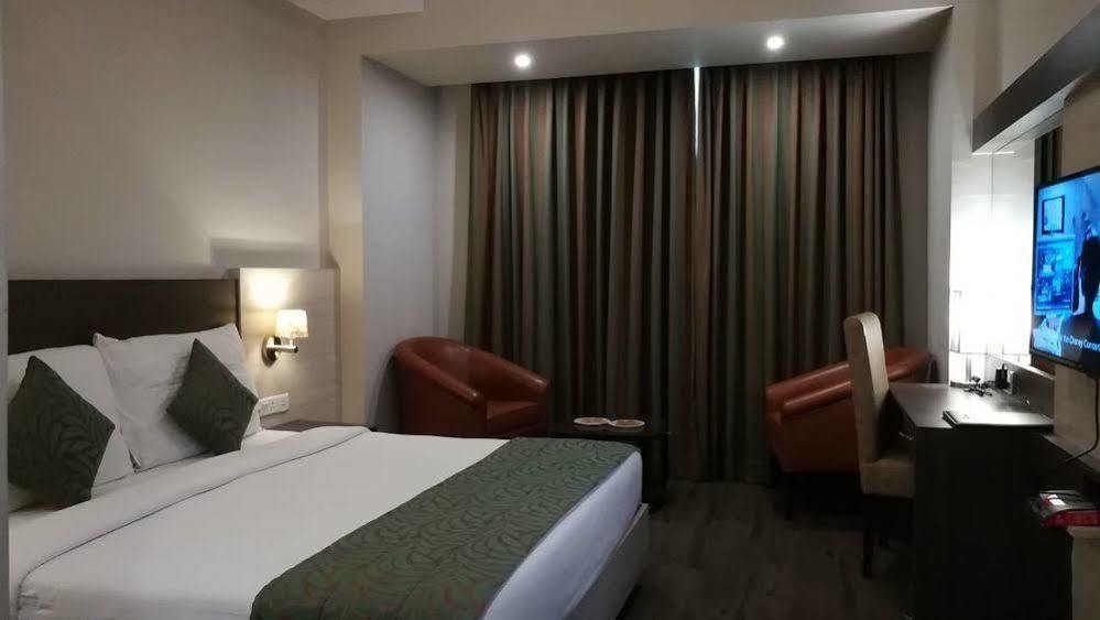Hide Away Suites Noida Bagian luar foto
