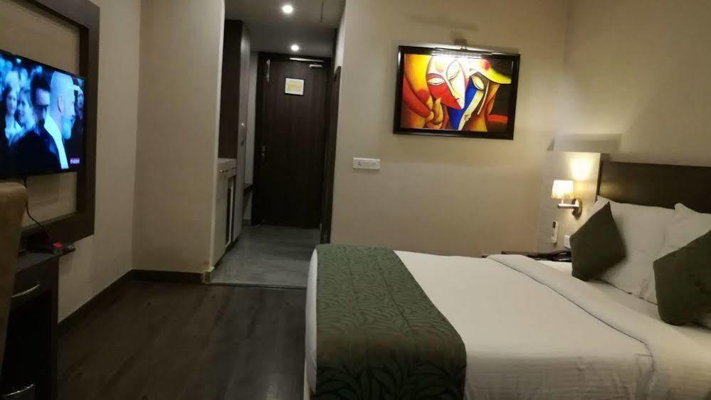 Hide Away Suites Noida Bagian luar foto