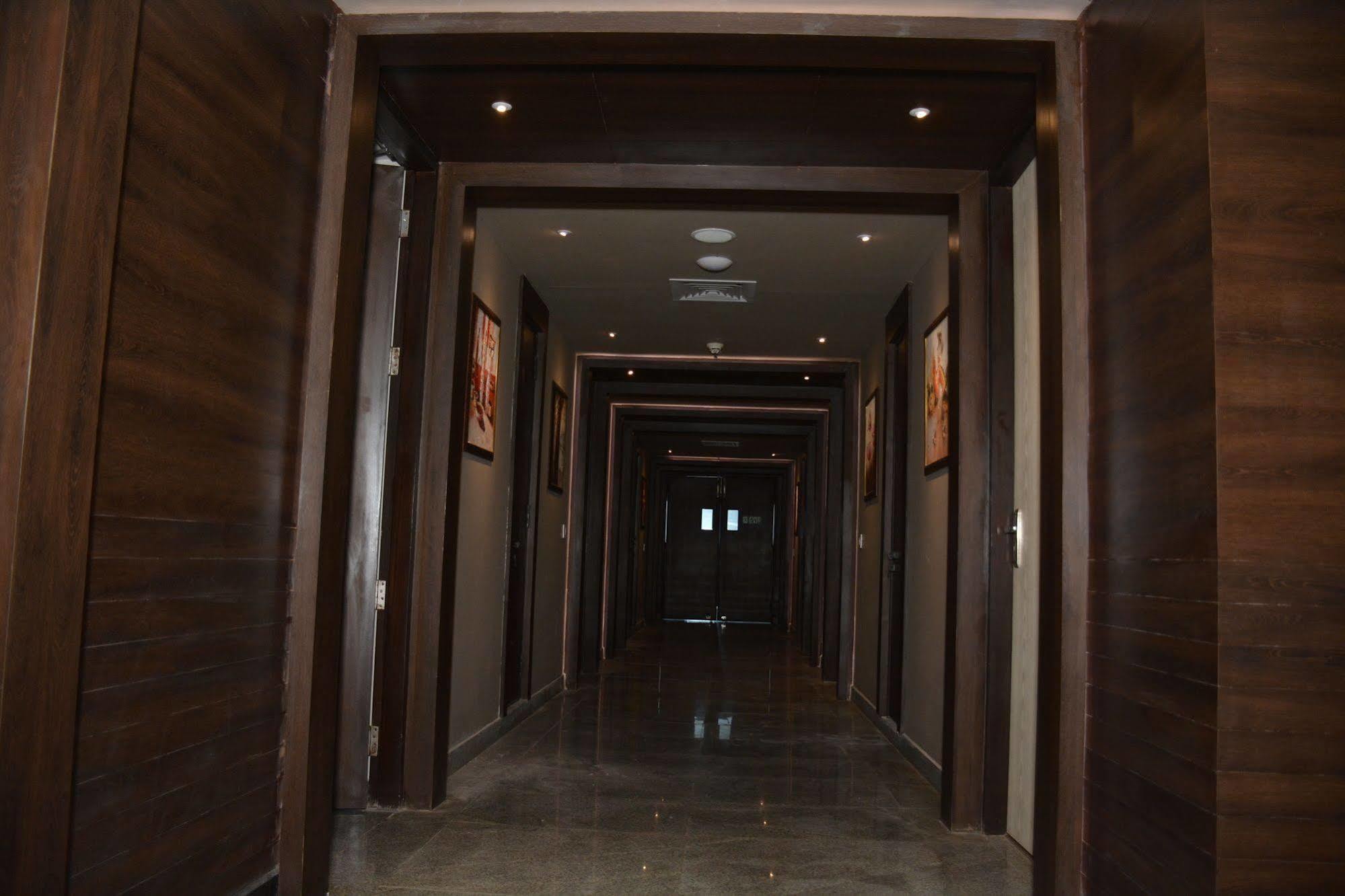 Hide Away Suites Noida Bagian luar foto