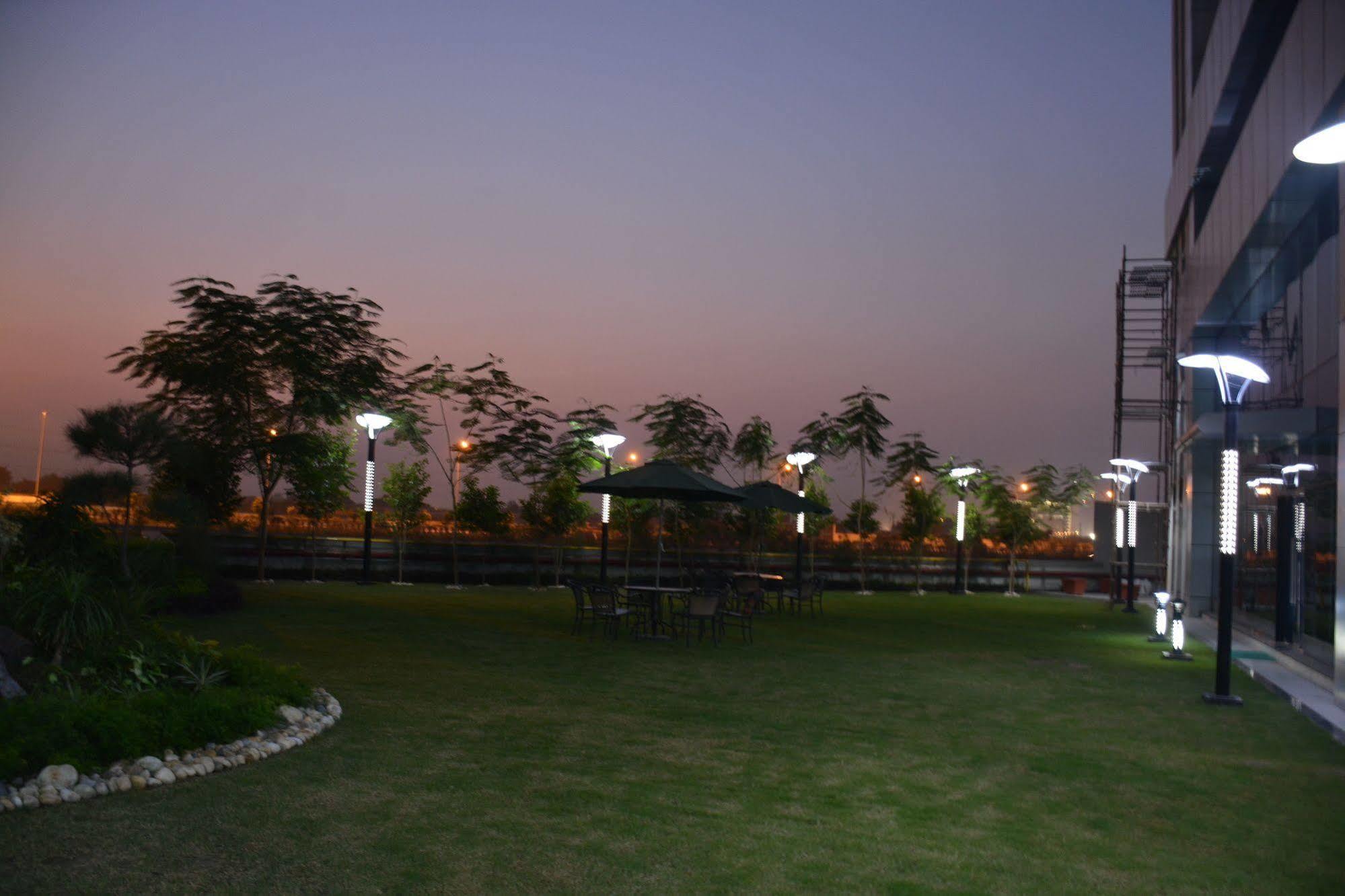 Hide Away Suites Noida Bagian luar foto